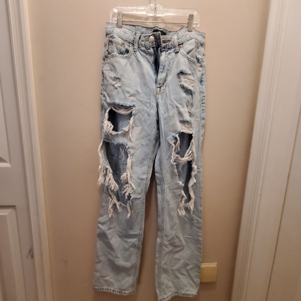 Light wash 90s baggy ripped jeans